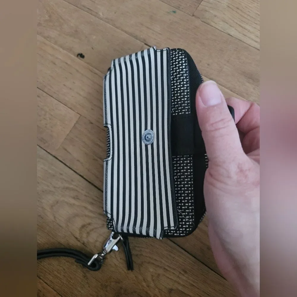 Stella & Dot‎ Madison Tech Wallet